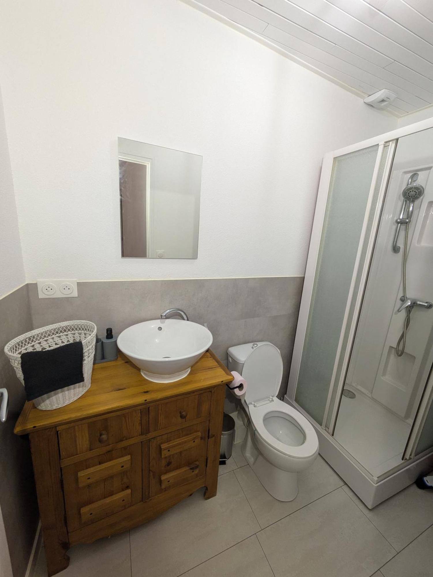 Sous La Tour Apartment