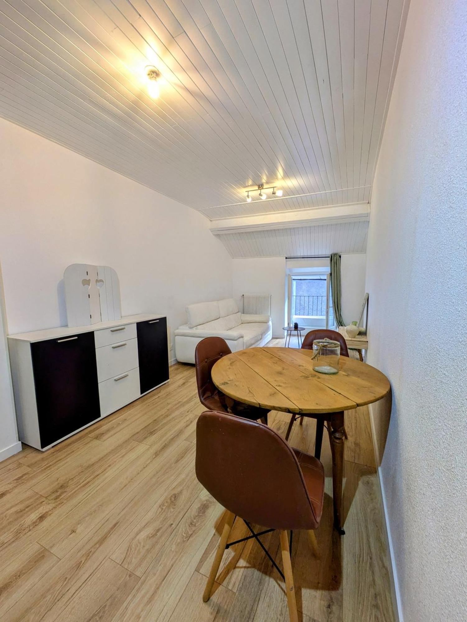 Sous La Tour Apartment *