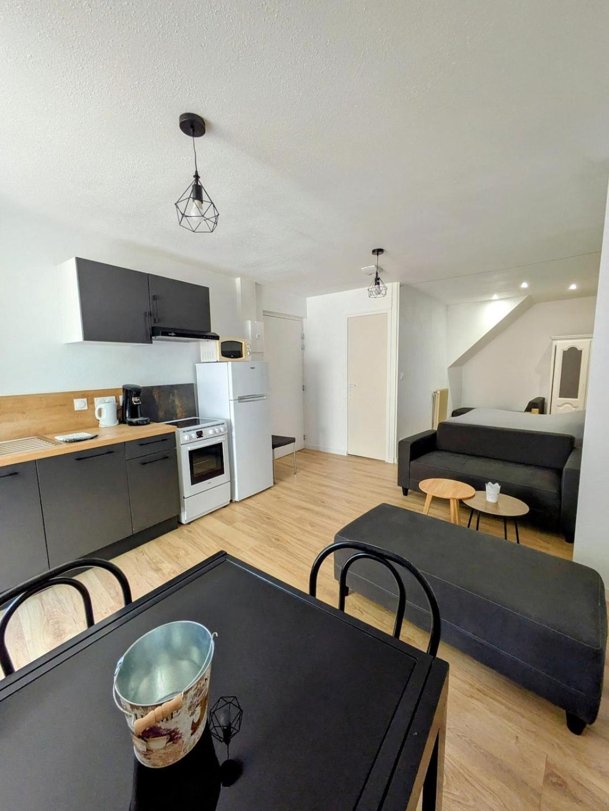 Sous La Tour Apartment